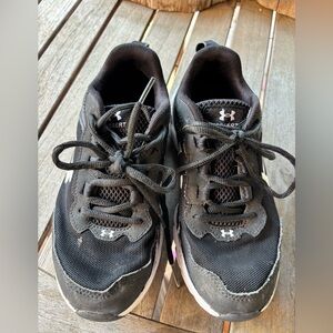 Boys SIZE 3.5 Under Armour Black shoes!  USED!!  but in great condition!!